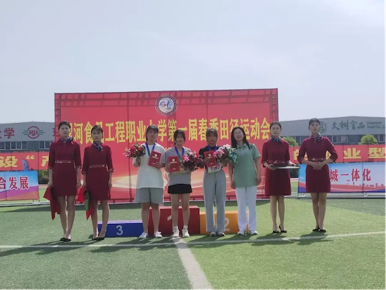 运动会7-邵婧雯女子400米第三名.png